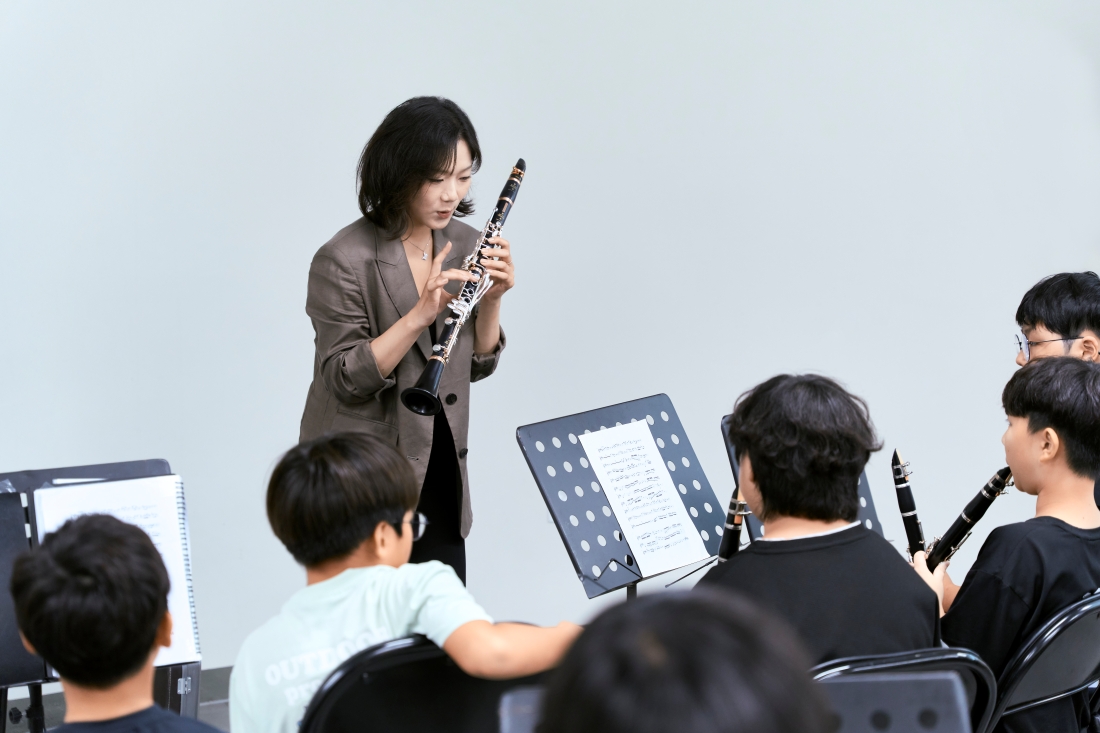 사진 설명 19일 진천예술의전당에서 열린 2026 면사랑 신진 유망 연주자 수상자 음악회 마스터클래스에서 클라리네티스트 서예빈이 진천 지역 학생을 대상으로 멘토링을 하고 있다