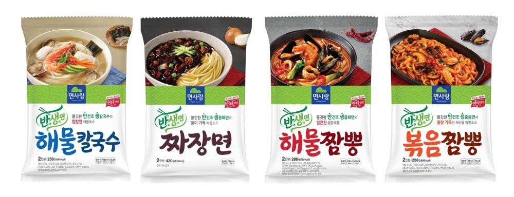 사진 자료 면사랑 반생면 4종 제품 왼쪽부터 반생면 해물칼국수 반생면 짜장면 반생면 해물짬뽕 반생면 볶음짬뽕 홈페이지